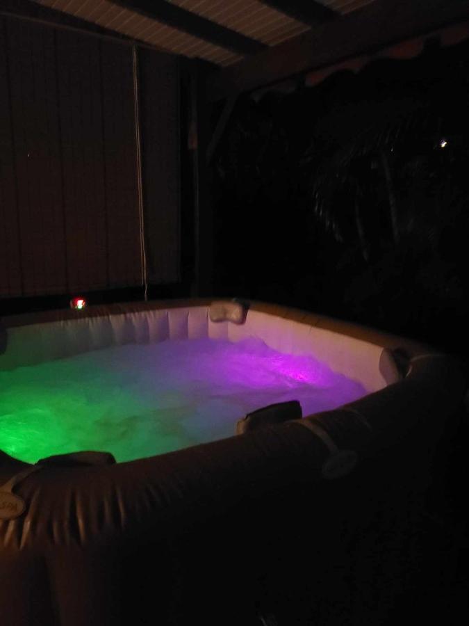 Gite Kaz' A Tyka Jacuzzi Privatif Saint-Francois  Exterior photo